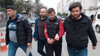 Konuşmak için inşaata götürdü, burnunu kırıp telefonunu gasp etti