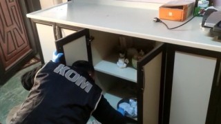 Konyada polisin baskın yaptığı iş yerindeki dolapta tarihi eserler çıktı