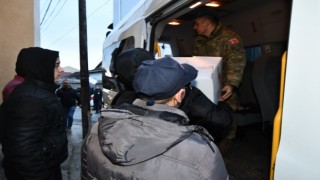 Kosovada görev yapan Türk askerinden selzedelere kıyafet yardımı