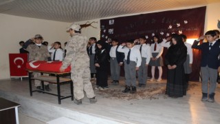 Köy okullu öğrencilerden şiir dinletisi