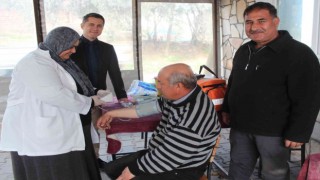 Köylerde kapı kapı dolaşıp sağlık taraması yapıyorlar