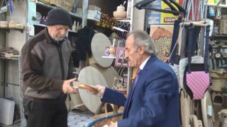 Kravatlı Simitçi tarihi çarşının neşe kaynağı