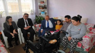 Küçük Huriyenin akülü engelli sandalye sevinci