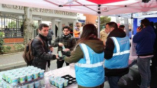 Küçükçekmece Belediyesi, final haftasına giren üniversite öğrencilerine yemek ikramında bulundu