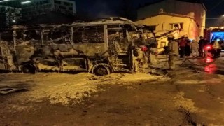 Küçükçekmecede park halindeki 2 minibüste yangın çıktı