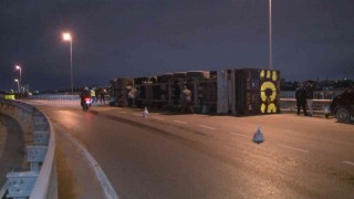Küçükçekmecede tır devrildi, sürücüsü burnu bile kanamadan kurtuldu