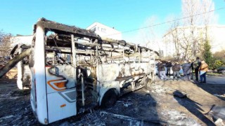 Küçükçekmecede yanarak hurdaya dönen 3 araç, gündüz görüntülendi