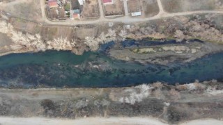 Kuraklık, Türkiyenin en uzun nehrini etkiledi: Su seviyesi azalan Kızılırmakta adacıklar ortaya çıktı