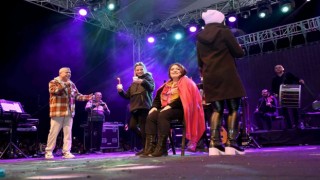 Kuşadası yeni yıla sokak partisiyle girdi