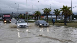Kuşadasında sağanak yağmur, çevre yolunu kilitledi