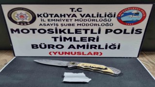 Kütahyada bir kişinin üzerinde uyuşturucu madde ve kesici alet bulundu