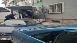 Kütahyada freni boşalan midibüs önce park halindeki iki otomobile sonra da bir apartmanın duvarına çarptı
