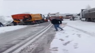 Kütahyada kar yağışı etkili oldu, trafikte aksamalar yaşandı