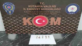 Kütahyada tefecilik yaptığı iddia edilen şahsın evinde tarihi eser bulundu