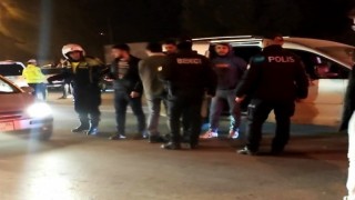 Kutlamanın dozunu kaçıran gençler birbirine girdi