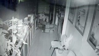 Levye ile girdikleri dükkanda cep telefonu ve malzeme çalıp kaçtılar