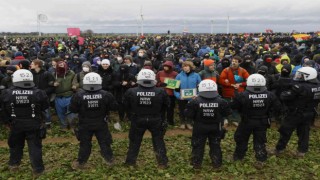 Lützerath köyündeki protestolarda Alman polisine “çamur” engeli