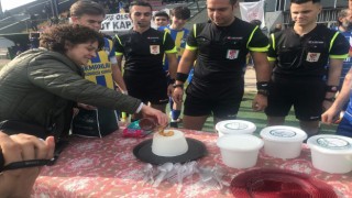 Maça çıkan takımlara ballı manda yoğurdu yedirdiler