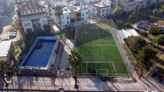 Madımak Parkı içindeki halı saha yenilendi