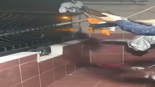Maganda kaleşnikofla balkondan havaya ateş açtı