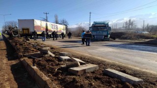 Makas kıran tır trafiği kilitledi