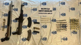 Maltepede ruhsatsız işletilen kafeden kaçak silah çıktı