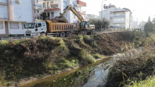Manavgat Belediyesi heyelandan zarar gören kanal kenarını düzenliyor