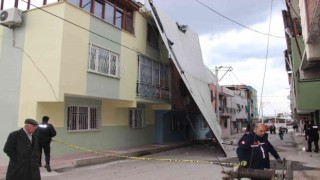 Manisada şiddetli rüzgar çatıyı uçurdu