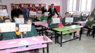 Manyasta öğrencilerin karne sevinci