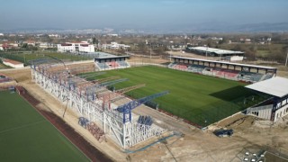 Maraton tribünün çatı makasları tamamlandı