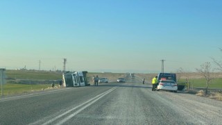 Mardinde devrilen kamyonun şoförü yaralandı