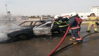 Mardinde seyir halindeki otomobil alev alev yandı
