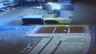 Marketin camlarını çekiç fırlatıp kırdı