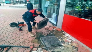 Mazgal içerisinde mahsur kalan kediyi itfaiye kurtardı