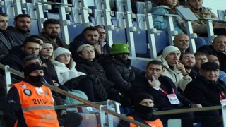 Mbaye Diagne, Haliç derbisini tribünden takip ediyor