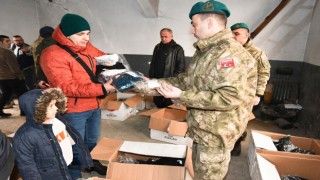 Mehmetçikten Kosova Mitroviça bölgesinde selden etkilenen 38 aileye kıyafet yardımı