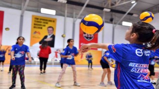 Mersinde voleybol kursları sürüyor