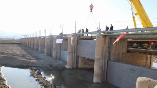 Mertekli Regülatöründe yenileme çalışmaları sonrasında yapımı tamamlanan kapaklar indirildi