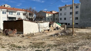 Metruk ev mahalleliyi tedirgin ediyor