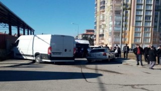 Minibüs ile otomobil çarpıştı: 2 yaralı