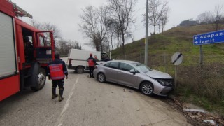 Minibüs ile otomobil kafa kafaya çarpıştı: 4 hafif yaralı