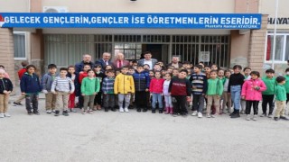Minik öğrenciler ilk karne hediyelerini Başkan Özcandan aldı
