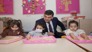 Minik öğrencilere satranç hediye edildi