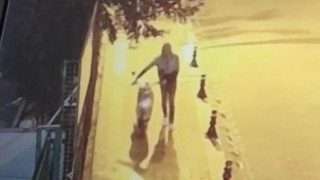 Motosiklet hırsızı güvenlik kamerasına yakalandı