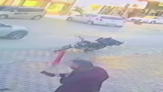Motosikletli otomobile çarptı, ticari aracın üzerine düştü