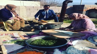 Müdür Yıldırak gözleme yapan kadınlara yardım etti