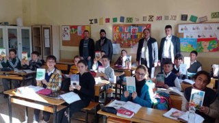 Müftü öğrencilere kitap hediye etti