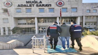 Muğlada silahla yağma suçundan aranan şahıs yakalandı