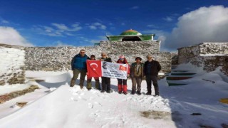 Muğlalı doğaseverlerden karlı Madran Dağı yürüyüşü