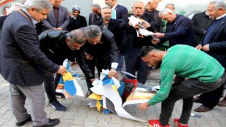 Muhtarlar, Paludanın fotoğrafı ve İsveç bayrağının olduğu pankartı yaktı